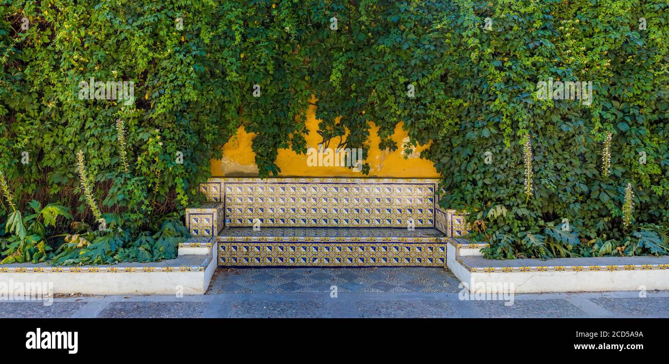 Panca nel parco pubblico di Siviglia, Andalusia, Spagna Foto Stock