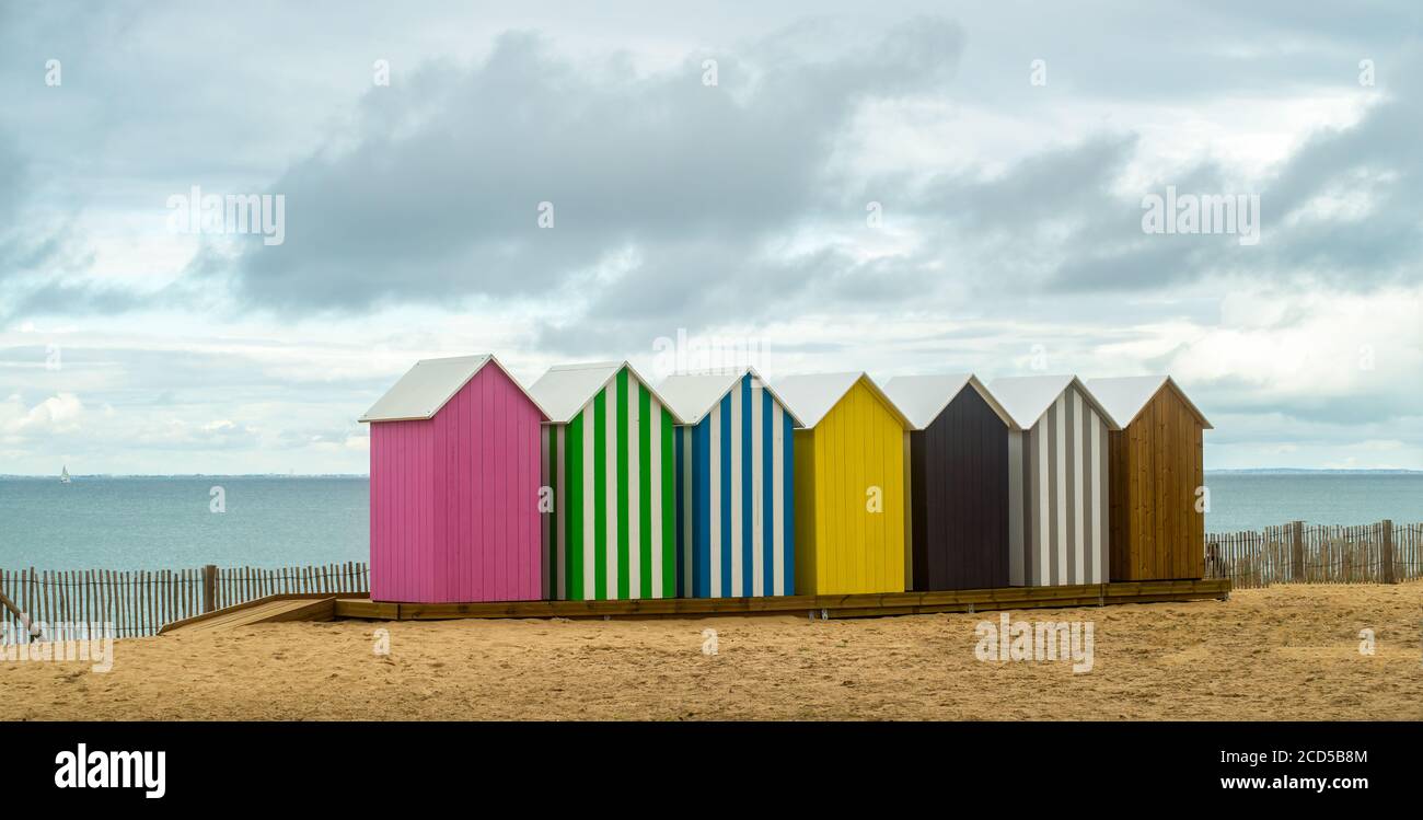 Cabine spiaggia multicolore e cielo grigio a Oleron Island durante estate Foto Stock