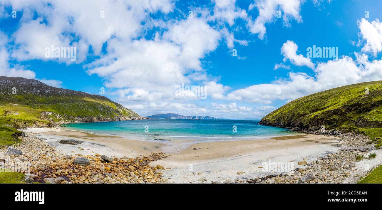 Spiaggia di sabbia di Keem Bay sulla Wild Atlantic Way, Achill Island, County Mayo, Irlanda Foto Stock