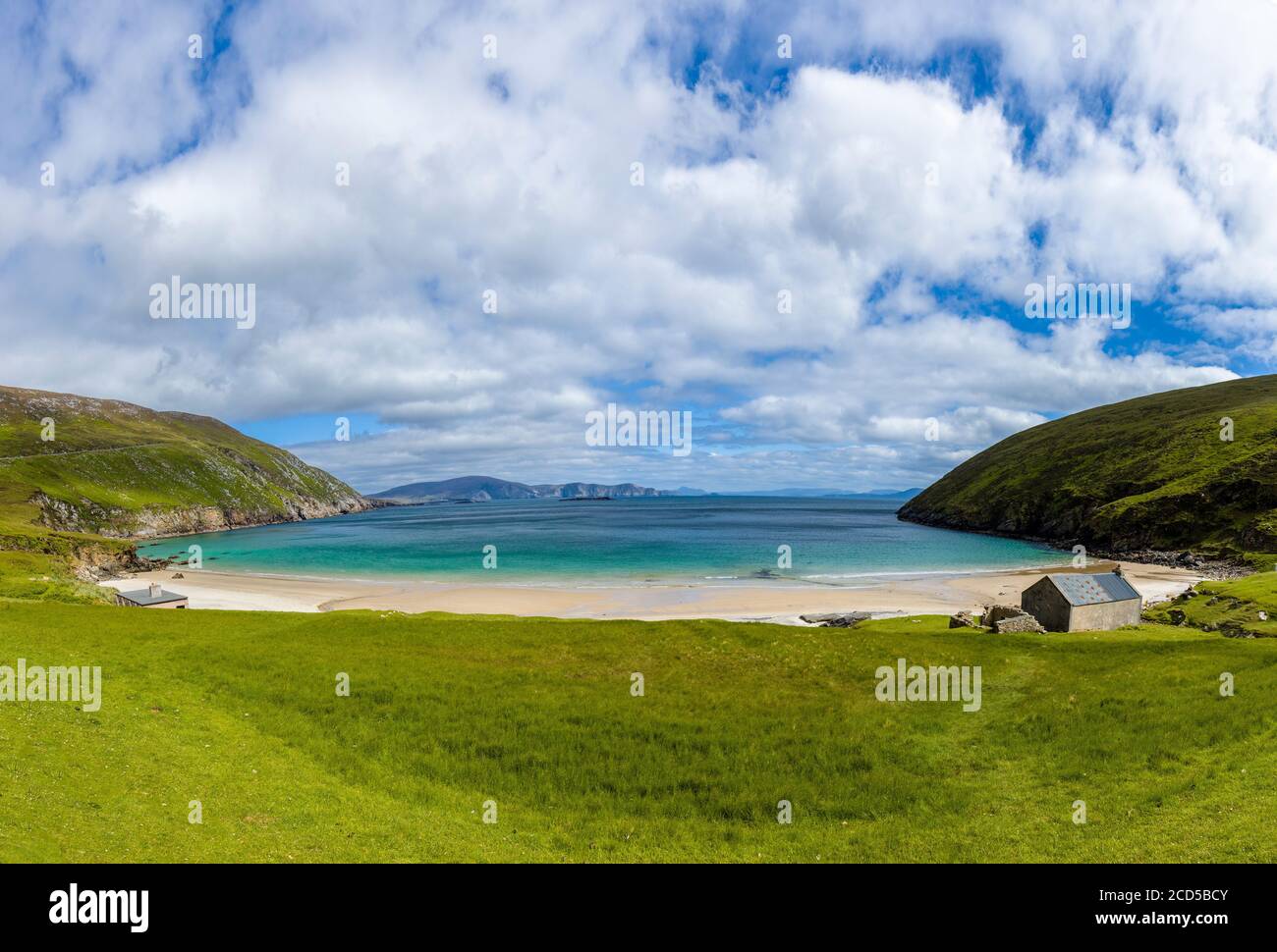 Vista della spiaggia e del cielo nuvoloso, Wild Atlantic Way, Achill Island, County Mayo, Irlanda Foto Stock