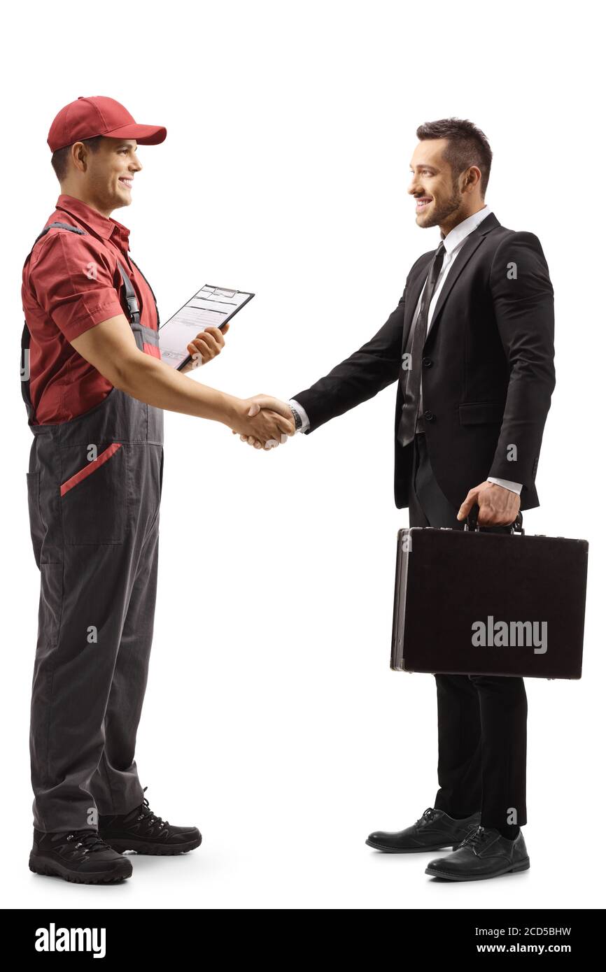 Scatto con profilo a lunghezza intera di un lavoratore appaltatore che scuote le mani con un uomo d'affari isolato su sfondo bianco Foto Stock