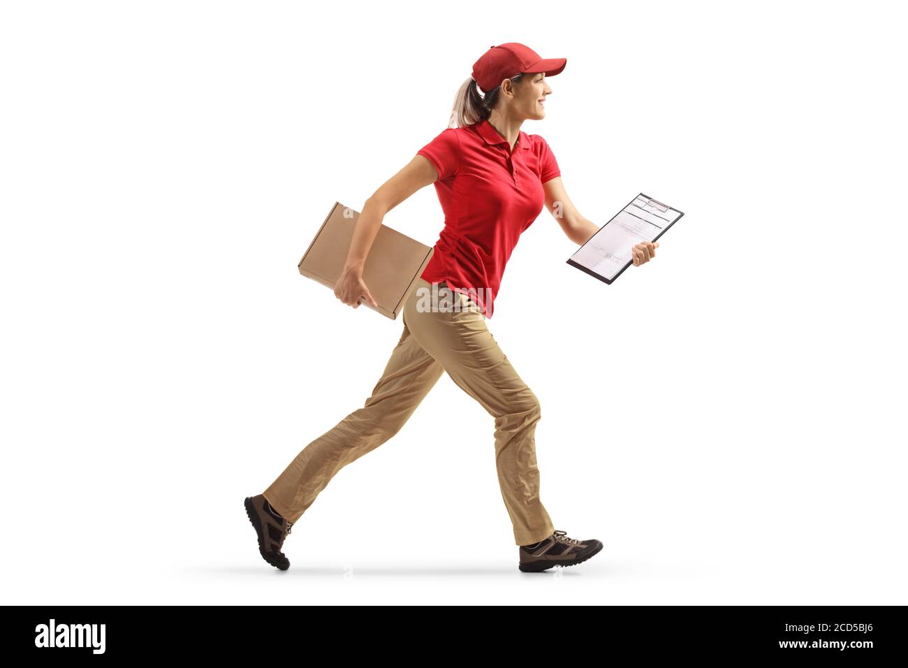 Foto di profilo a lunghezza intera di una donna che corre con una casella e un documento isolati su sfondo bianco Foto Stock