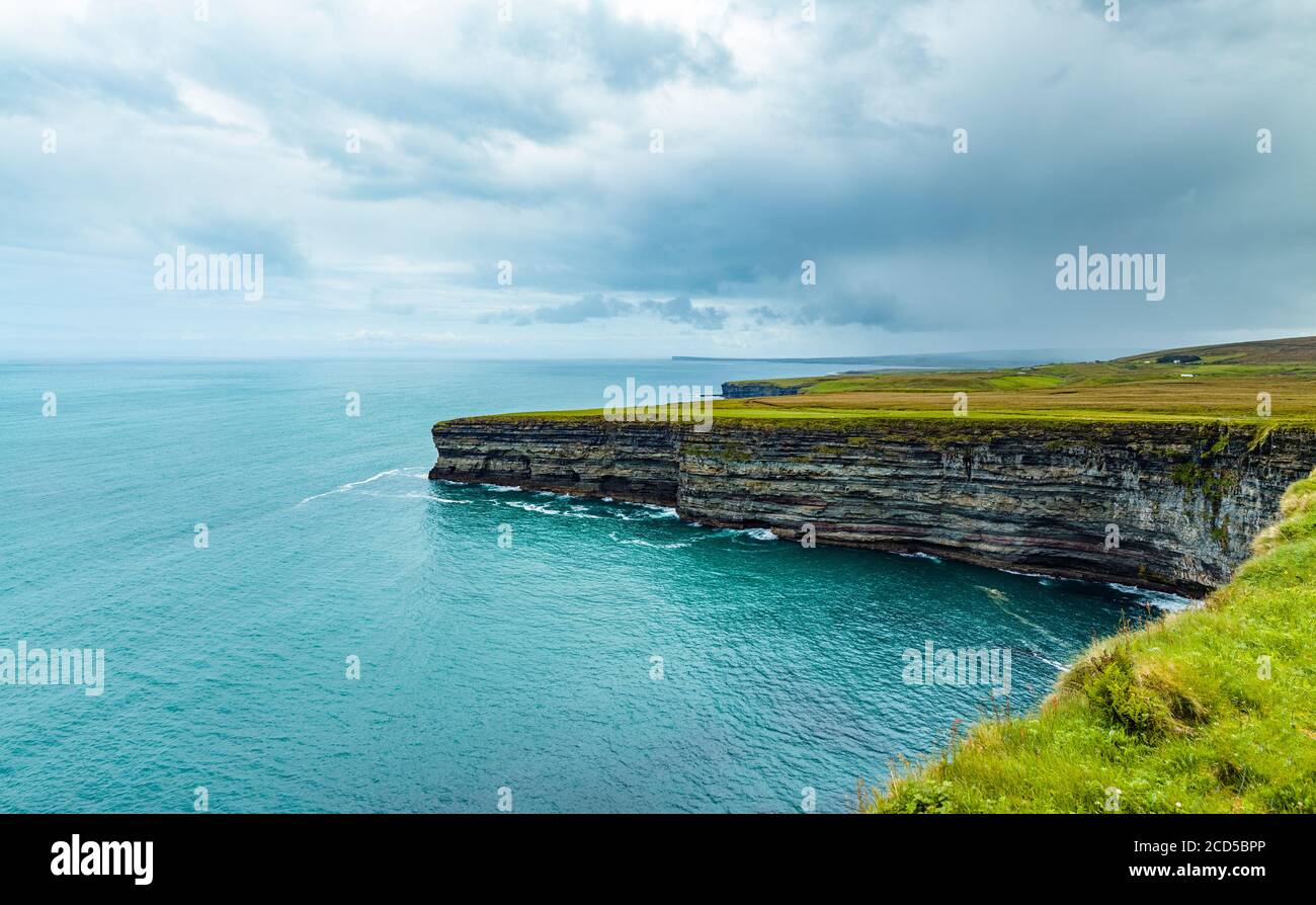 Vista mare e costa, costa atlantica, Contea di Mayo, Irlanda Foto Stock