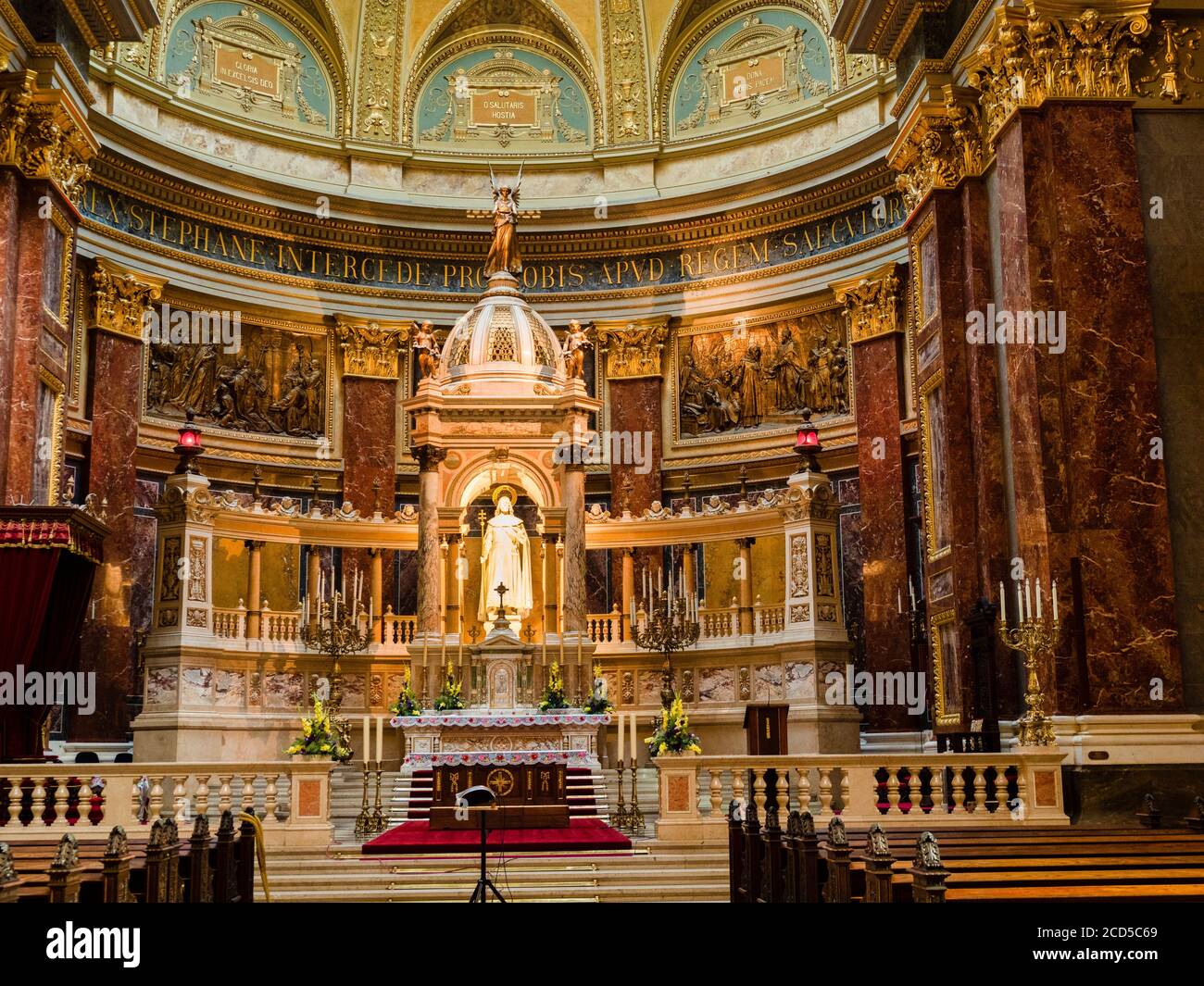 Vista dell'altare sulla Basilica di Santo Stefano, Budapest, Ungheria Foto Stock
