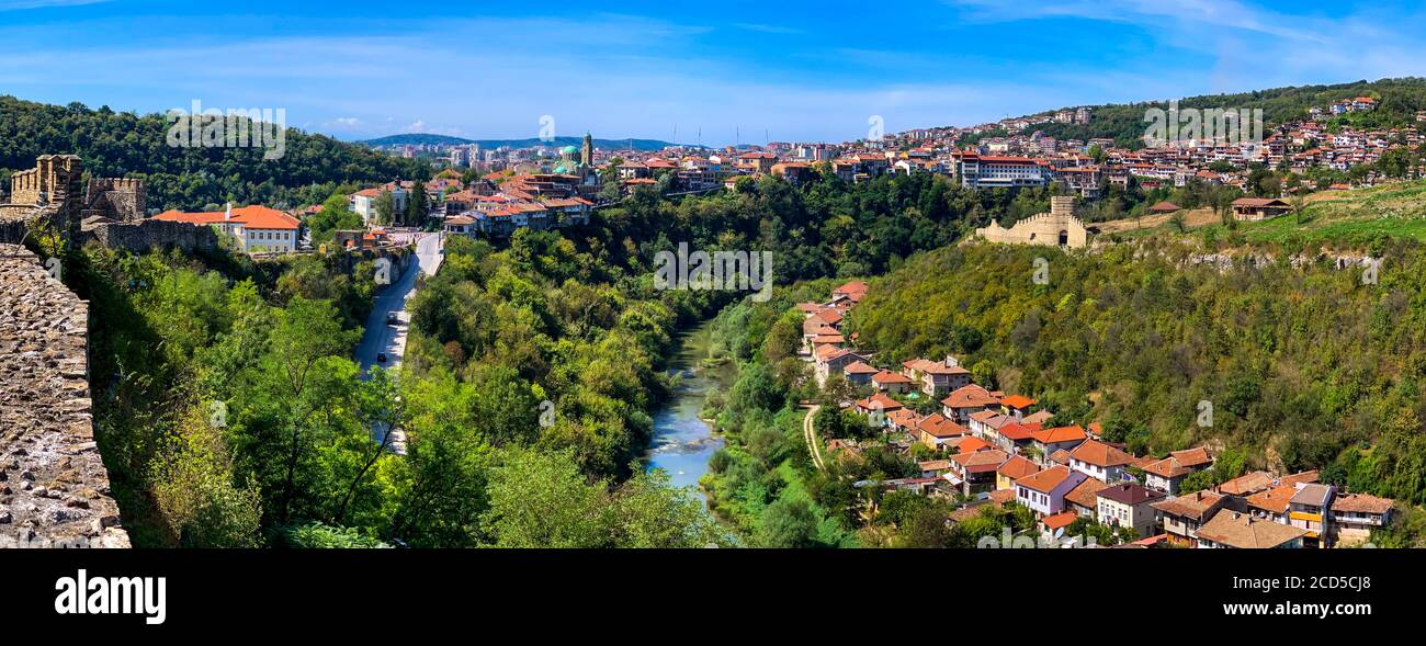 Vista della città di Veilko Tarnovo, Bulgaria Foto Stock