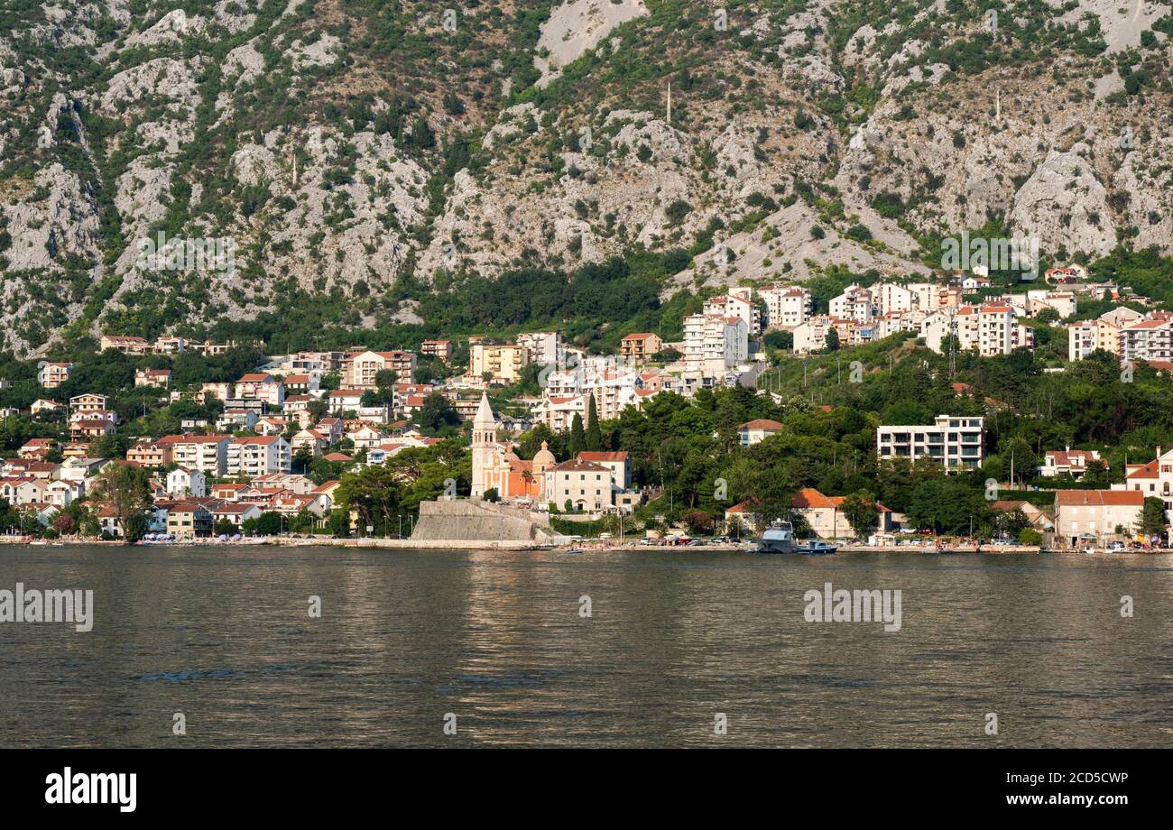 Edifici sulla riva della Baia di Cattaro, Perast, Montenegro Foto Stock