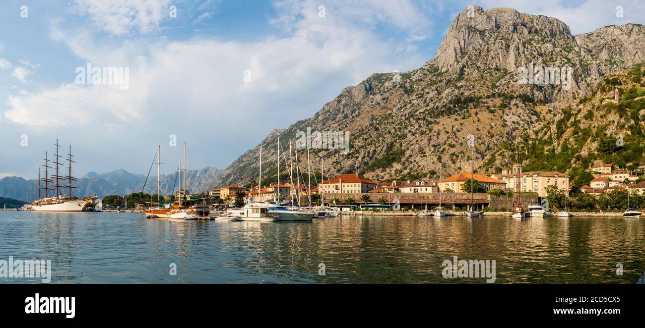 Porto e montagne dietro la città, Cattaro, Montenegro Foto Stock Porto e montagne dietro la città, Cattaro, Montenegro Foto Stock