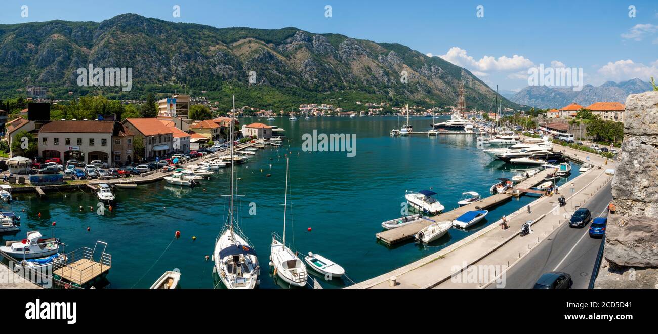 Vista sul porto e le barche, Cattaro, Montenegro Foto Stock