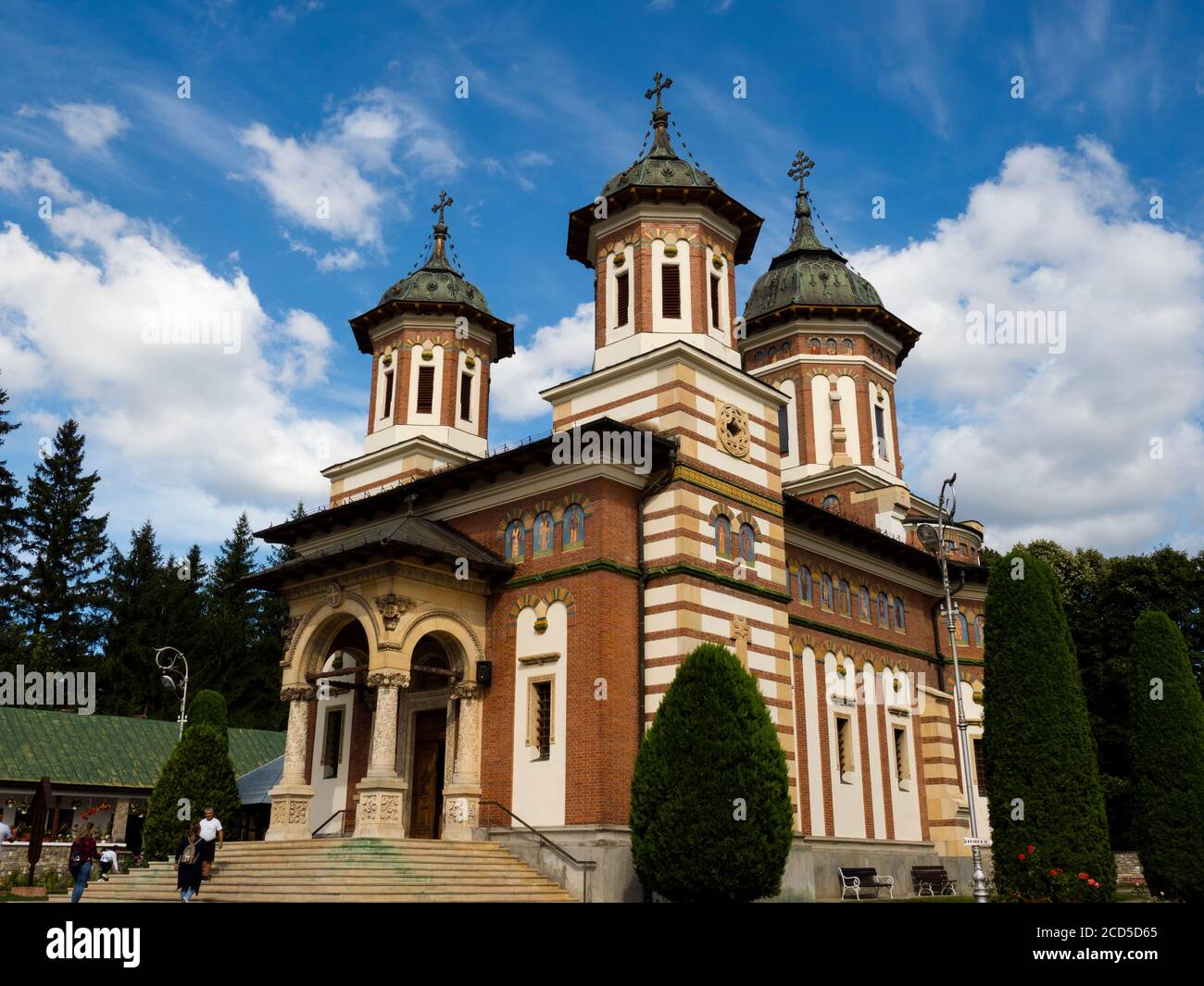 Esterno di Biscerica Mare (Grande Chiesa) costruita nel 1864 presso il Monastero di Sinaia, in Transilvania, Romania Foto Stock