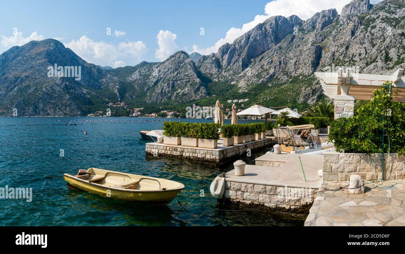 Ormeggio privato lungo la Baia di Cattaro, Cattaro, Montenegro Foto Stock