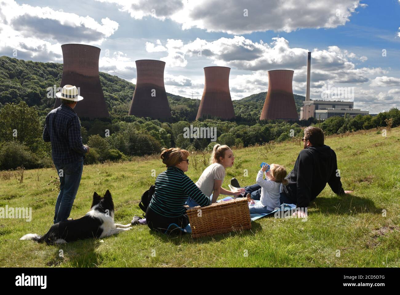 Picnic in famiglia su Strethill Meadow con vista sulle torri di raffreddamento della centrale elettrica di Ironbridge. Foto Stock