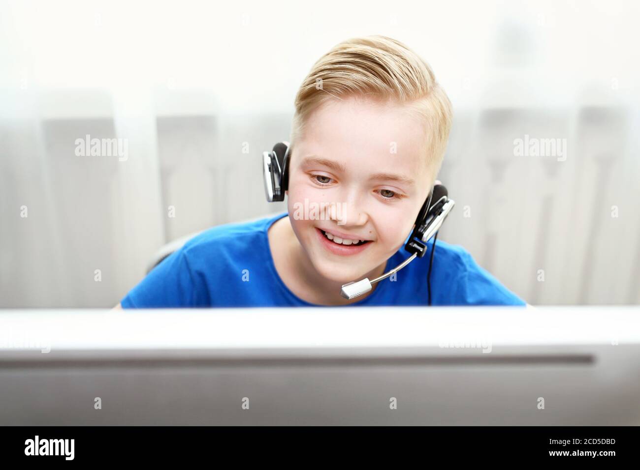 Online lesson.e-learning. Scuola sul web. Il bambino impara via Internet, Foto Stock