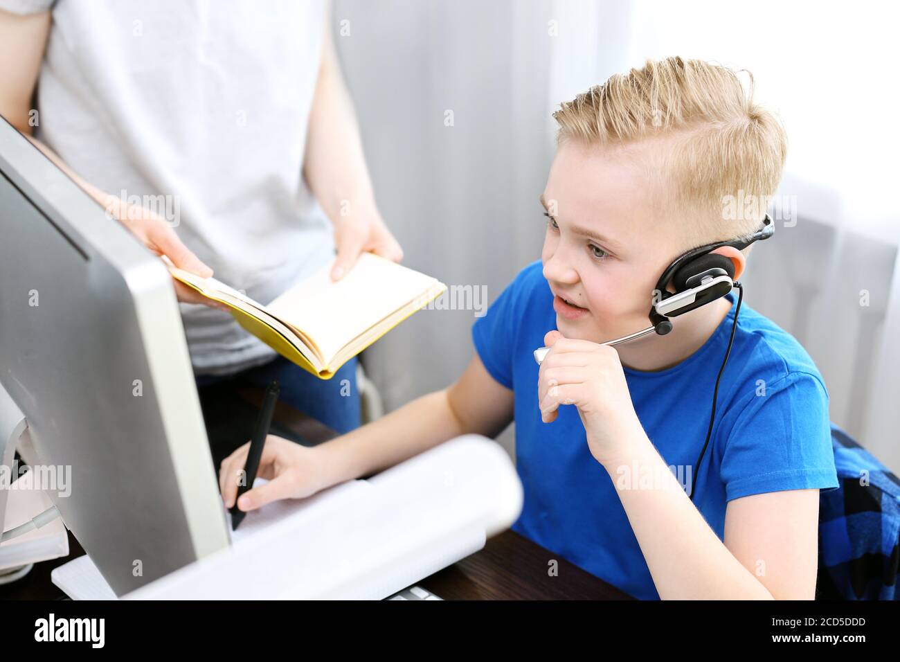 Online lesson.e-learning. Scuola sul web. Il bambino impara via Internet, Foto Stock