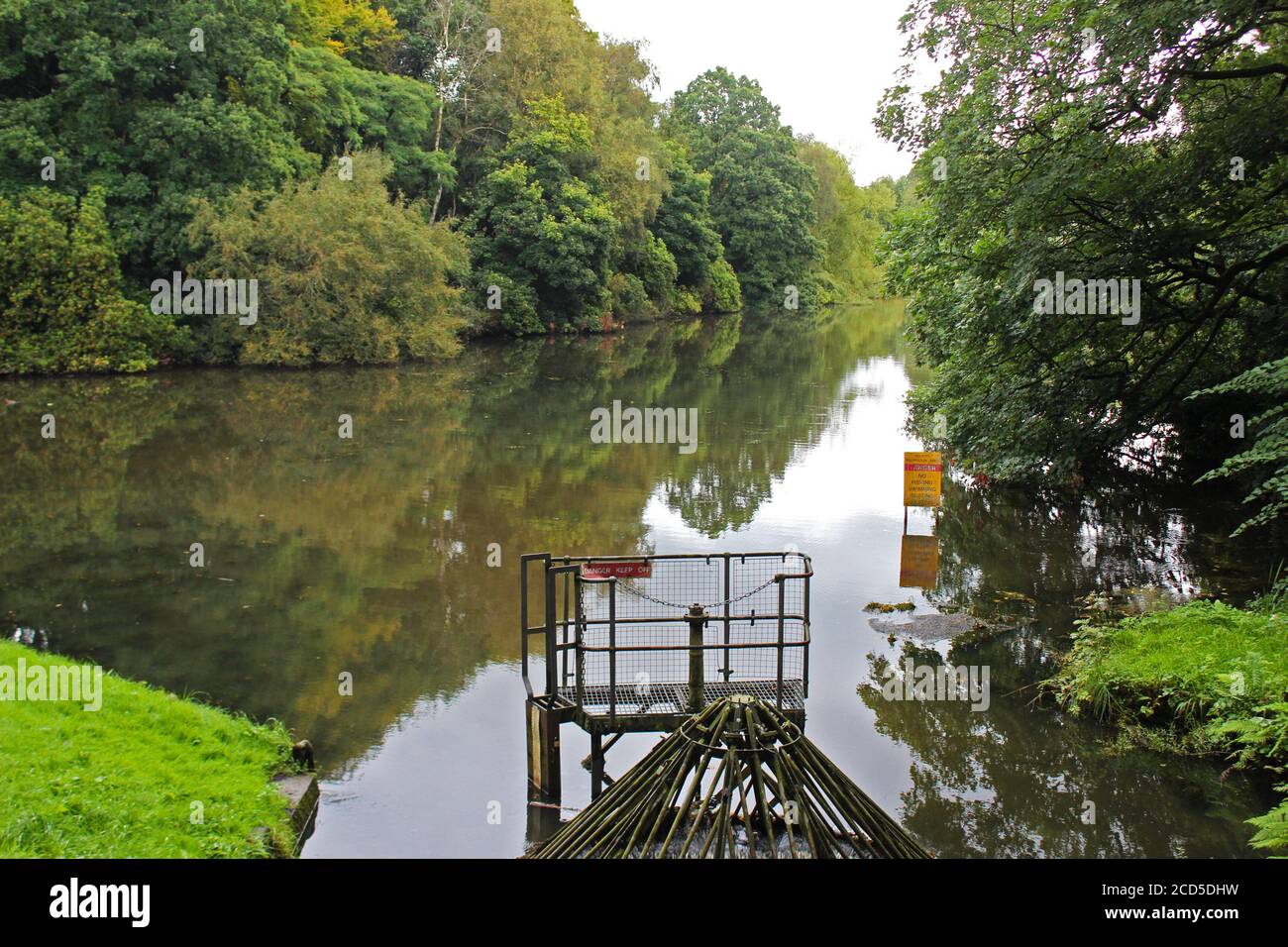 Splendido scenario della vecchia diga di Warke e una piccola fuoriuscita di cono a Worsley Woods, Inghilterra Foto Stock