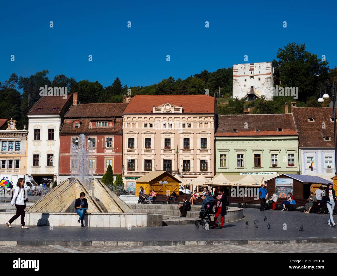 Piazza della città nella città vecchia, Piata Sfatului, Brasov, Transilvania, Romania Foto Stock