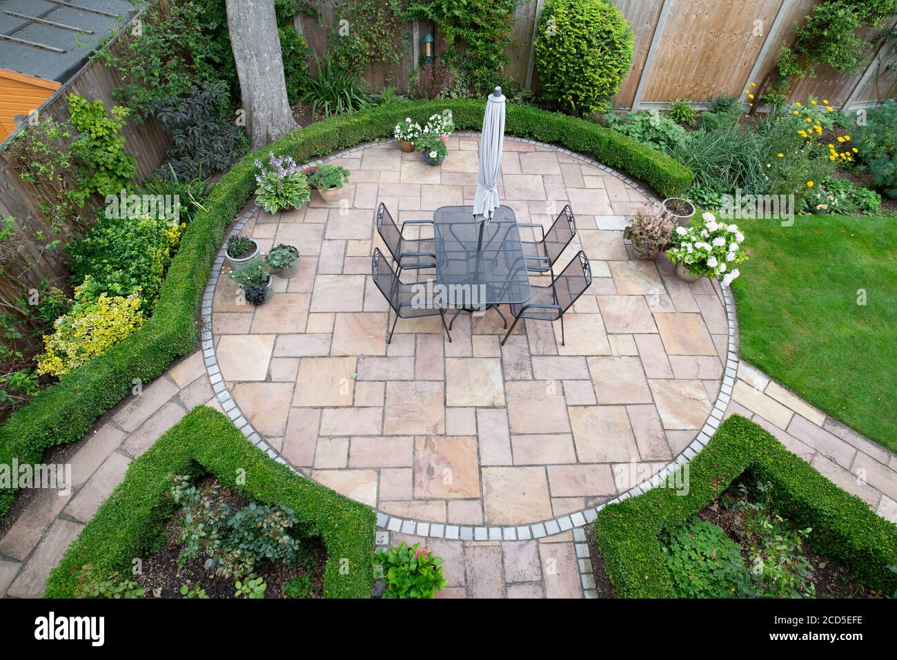 patio giardino circolare con pietre da pavimentazione appena lavate a getto Foto Stock