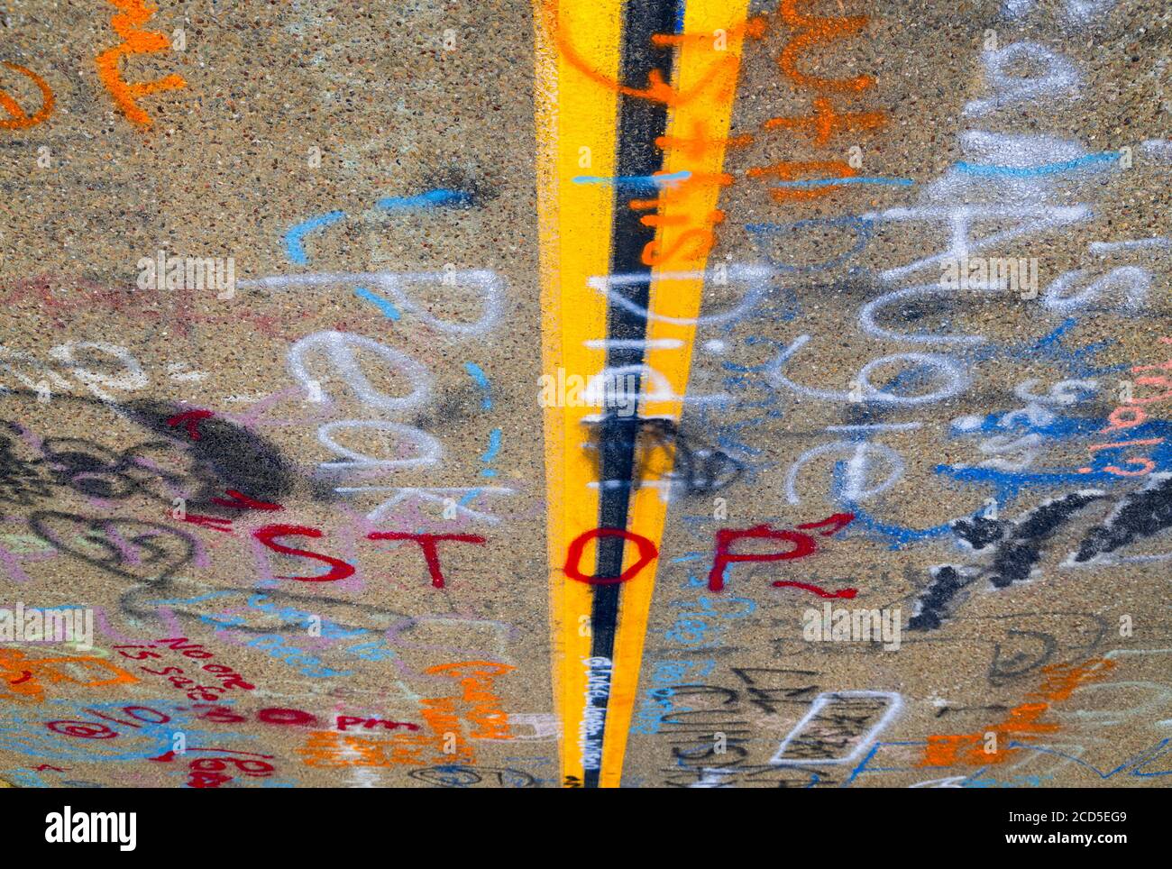 Superficie stradale vandalizzata con graffiti Foto Stock