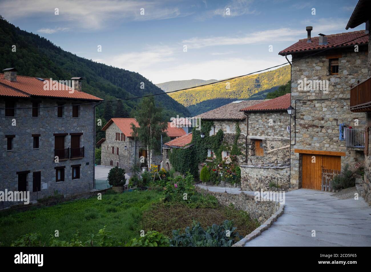 Vista sul villaggio di montagna di Setcases. Provincia di Girona. Catalogna. Spagna. Foto Stock
