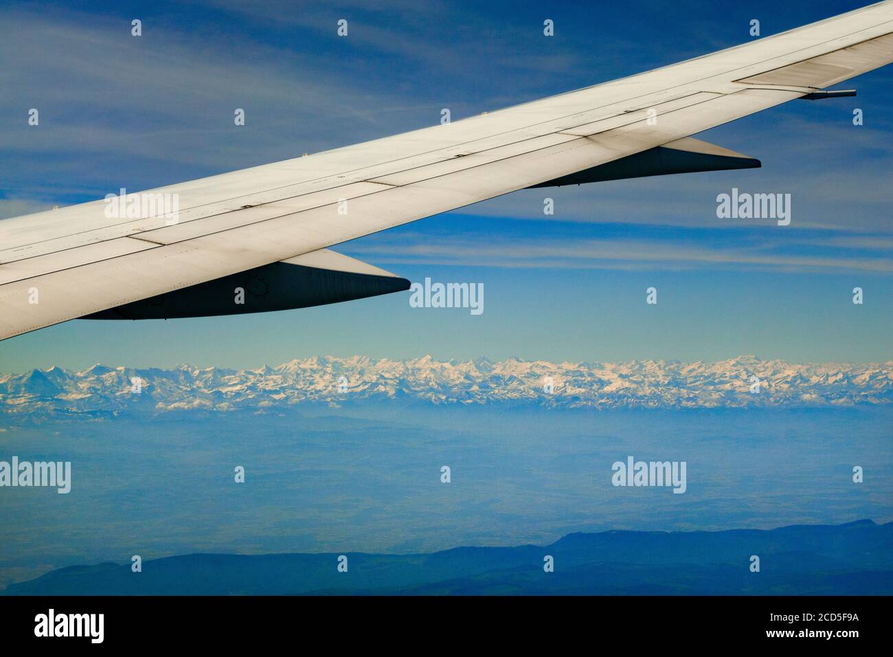 Fotografia dell'ala dell'aeroplano con la catena montuosa delle Alpi svizzere sullo sfondo, Svizzera Foto Stock