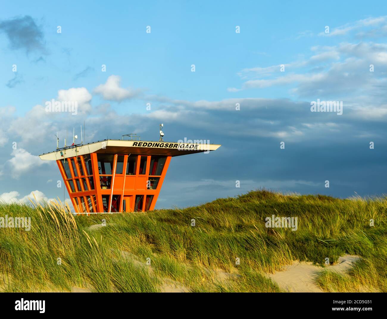 Posto di guardia di vita situato appena sopra le dune nel sole di sera. Traduzione testo: Soccorso brigata Foto Stock