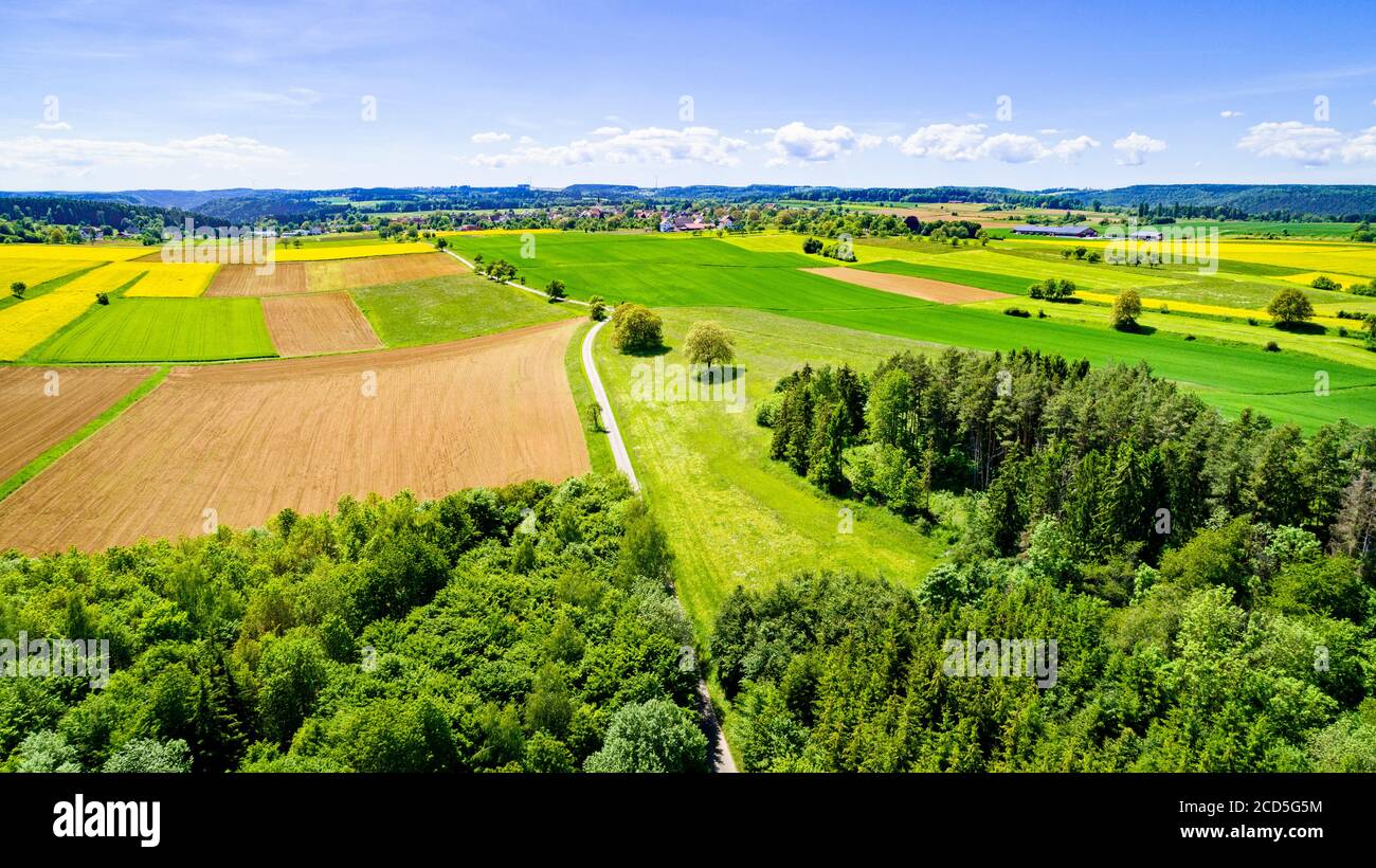 Vista aerea dei campi e della strada Foto Stock