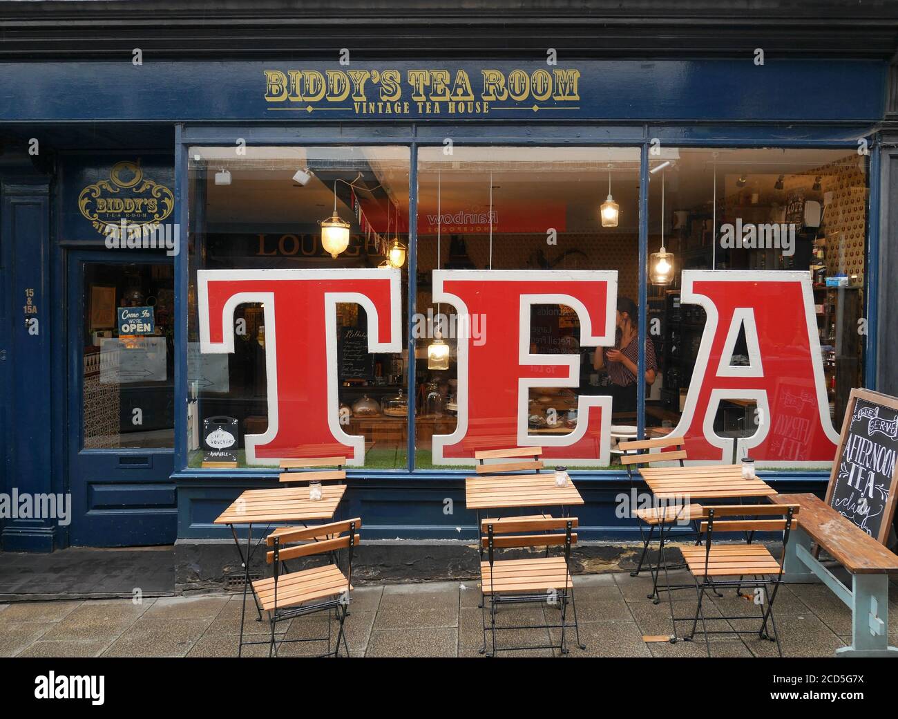 Le sale da tè Vintage si trovano nello storico Norwich Lanes, con lettere rosse molto grandi sulla finestra che ortografia TEA, Norwich, Inghilterra, Regno Unito Foto Stock