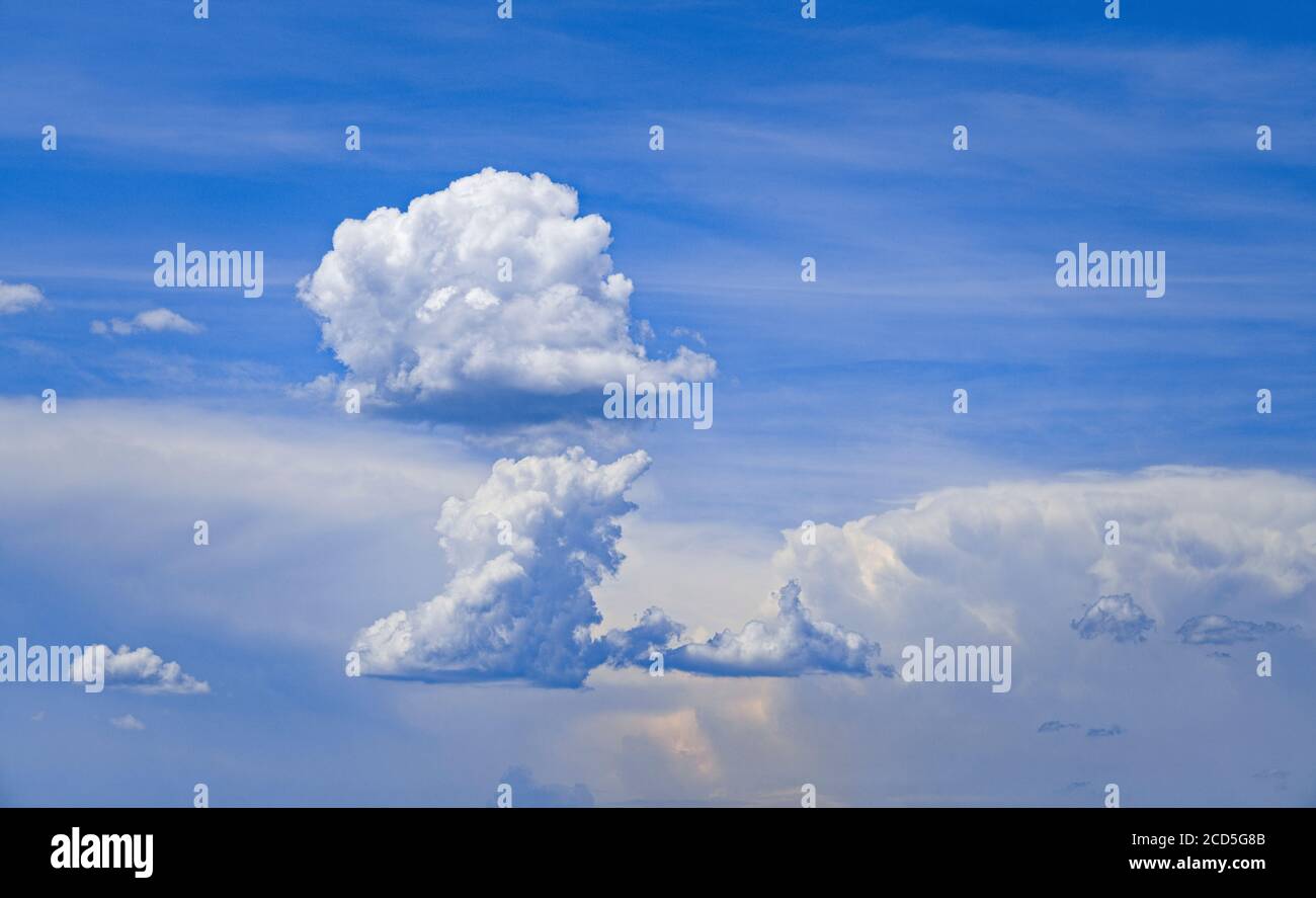 Vista di nuvole sul cielo Foto Stock