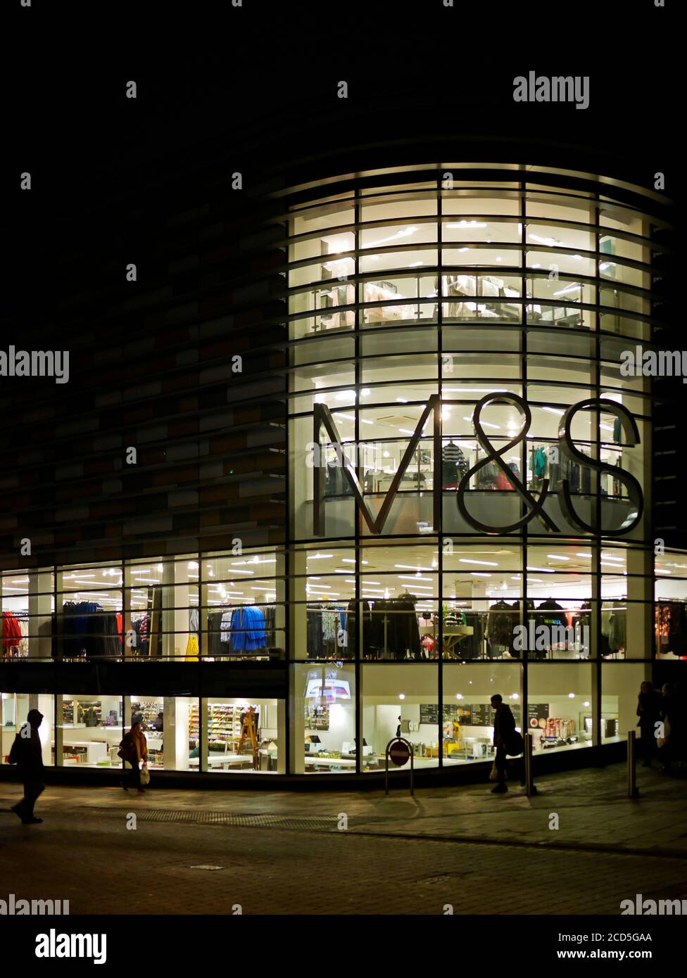 Grandi magazzini Marks & Spencer di notte, con pavimenti interni illuminati, Norwich, Norfolk, Inghilterra, Regno Unito Foto Stock