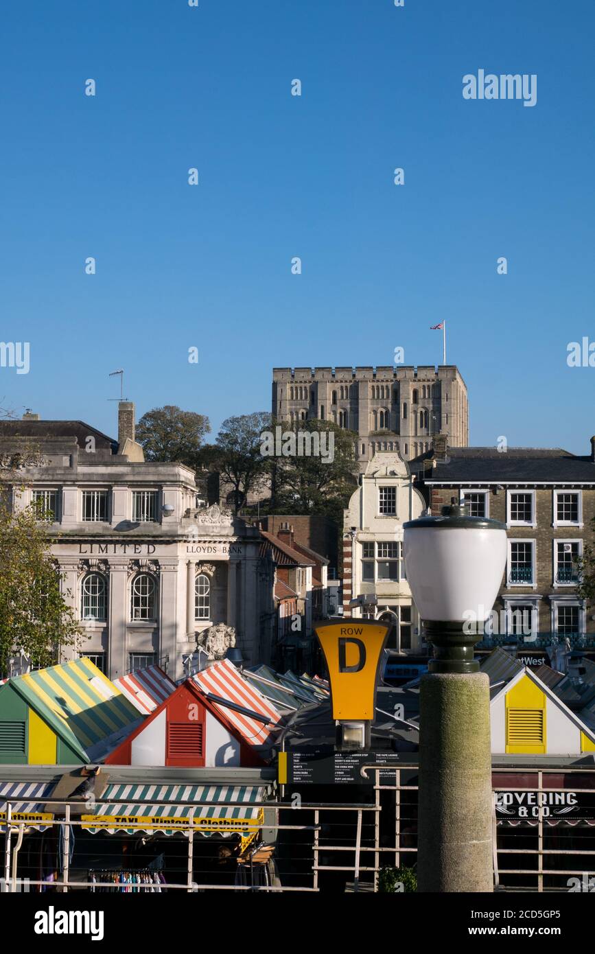 Norwich Market con i suoi colorati Swnings Striped, con il Castello che sorge sopra la Città, Norwich, Norfolk, Inghilterra, Regno Unito Foto Stock