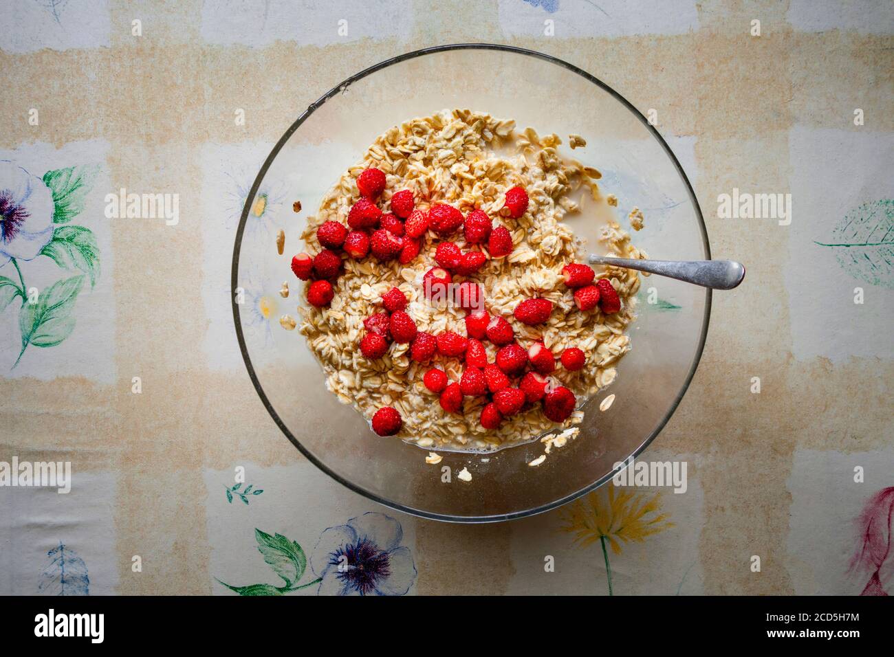 Cereali con frutta in ciotola Foto Stock