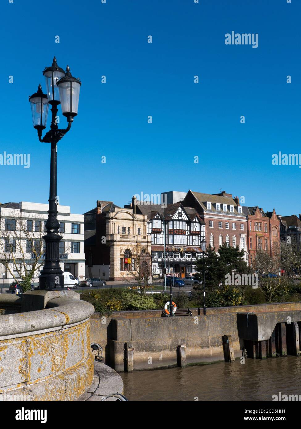 Great Yarmouth's Historic South Quay, lungo il fiume Yare, vista dal Ponte Haven, Great Yarmouth, Norfolk, Inghilterra, Regno Unito Foto Stock