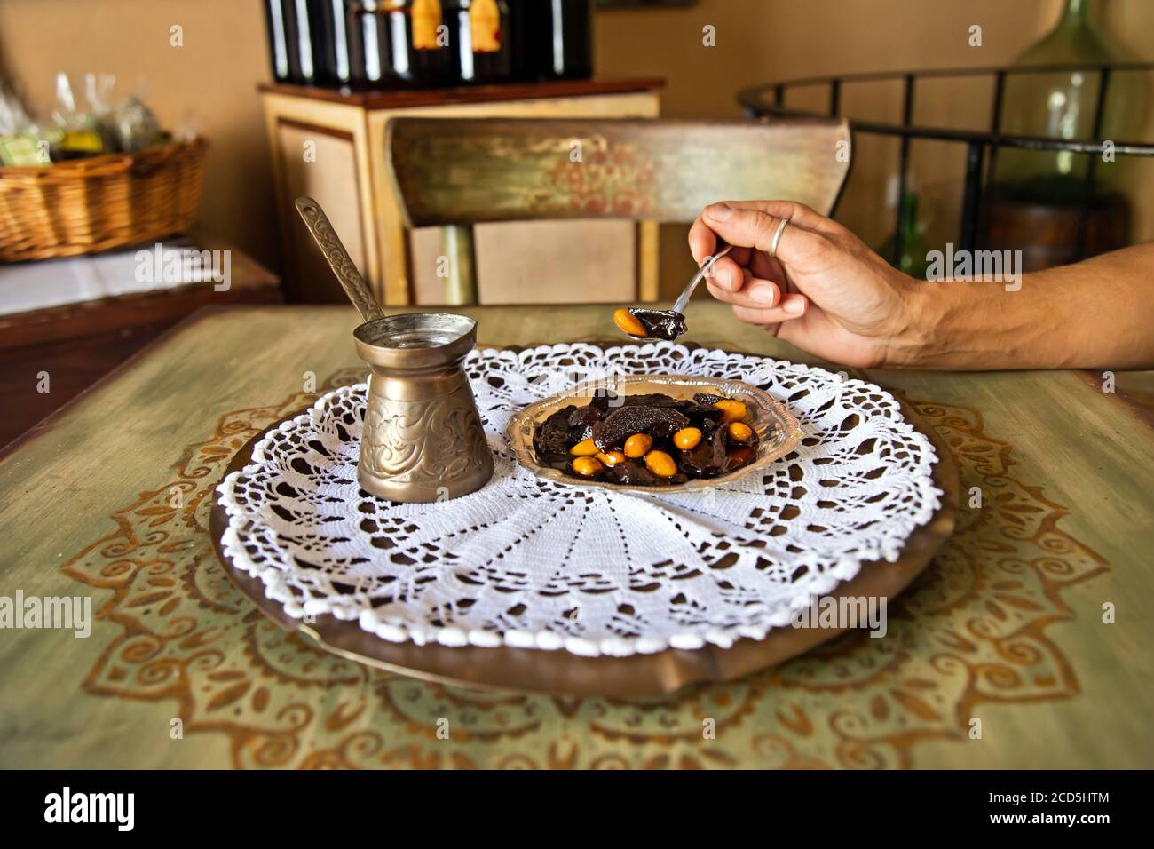 Cucchiaio di dolce e tradizionale caffè greco in laboratorio di pasticceria Evotry, villaggio di Kavousi, comune di Ierapetra, Lassithi, Creta, Grecia. Foto Stock