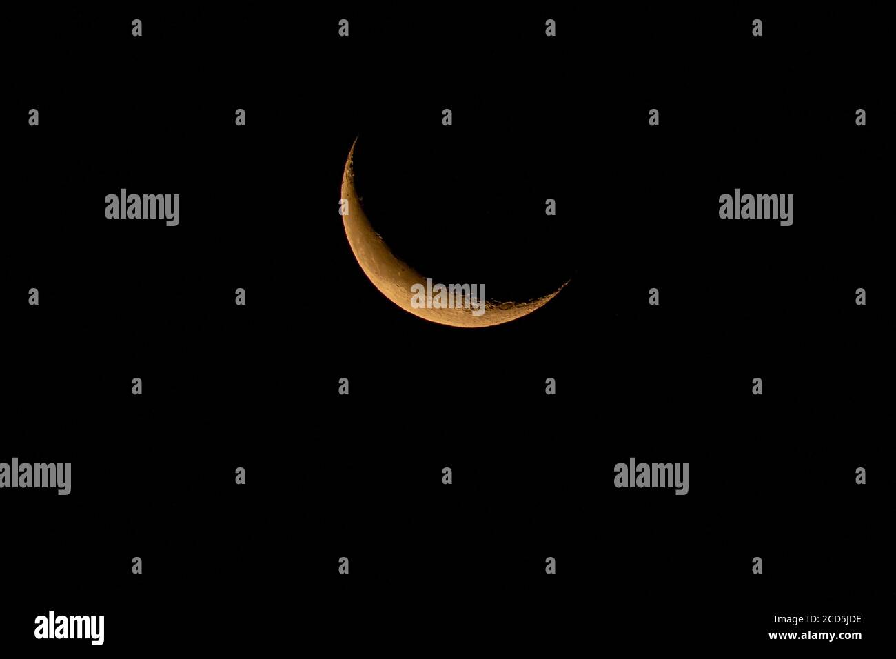 Luna crescente in declino che si innalza all'alba. Oregon, Ashland, Cascade Siskiyou National Monument, estate Foto Stock