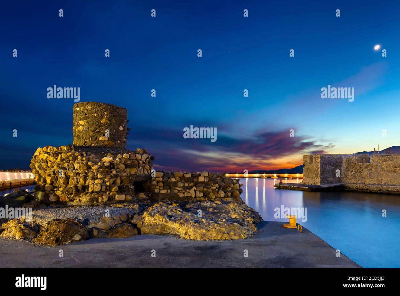 L'ingresso del vecchio porto di Ierapetra, Creta, Grecia. A sinistra rovine di un vecchio faro, a destra, un castello veneziano chiamato 'Kales'. Foto Stock