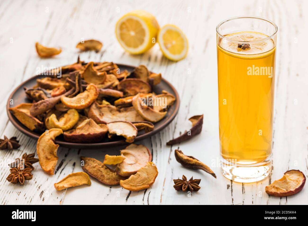 Bevanda di frutta secca con limone su fondo di legno. Uzvar potrebbe essere bevuto freddo o caldo. Foto Stock