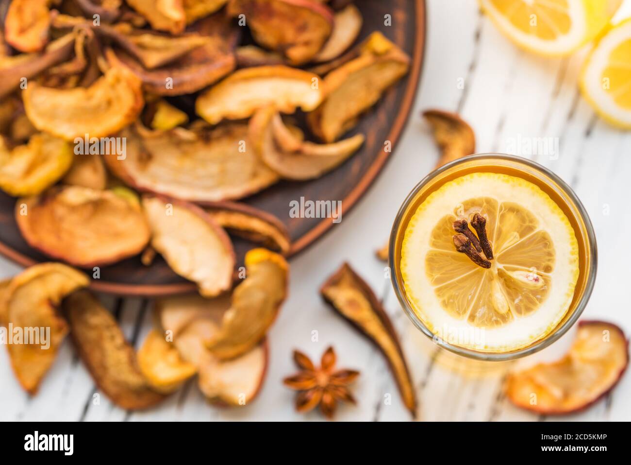 Bevanda di frutta secca con limone su fondo di legno. Uzvar potrebbe essere bevuto freddo o caldo. Foto Stock