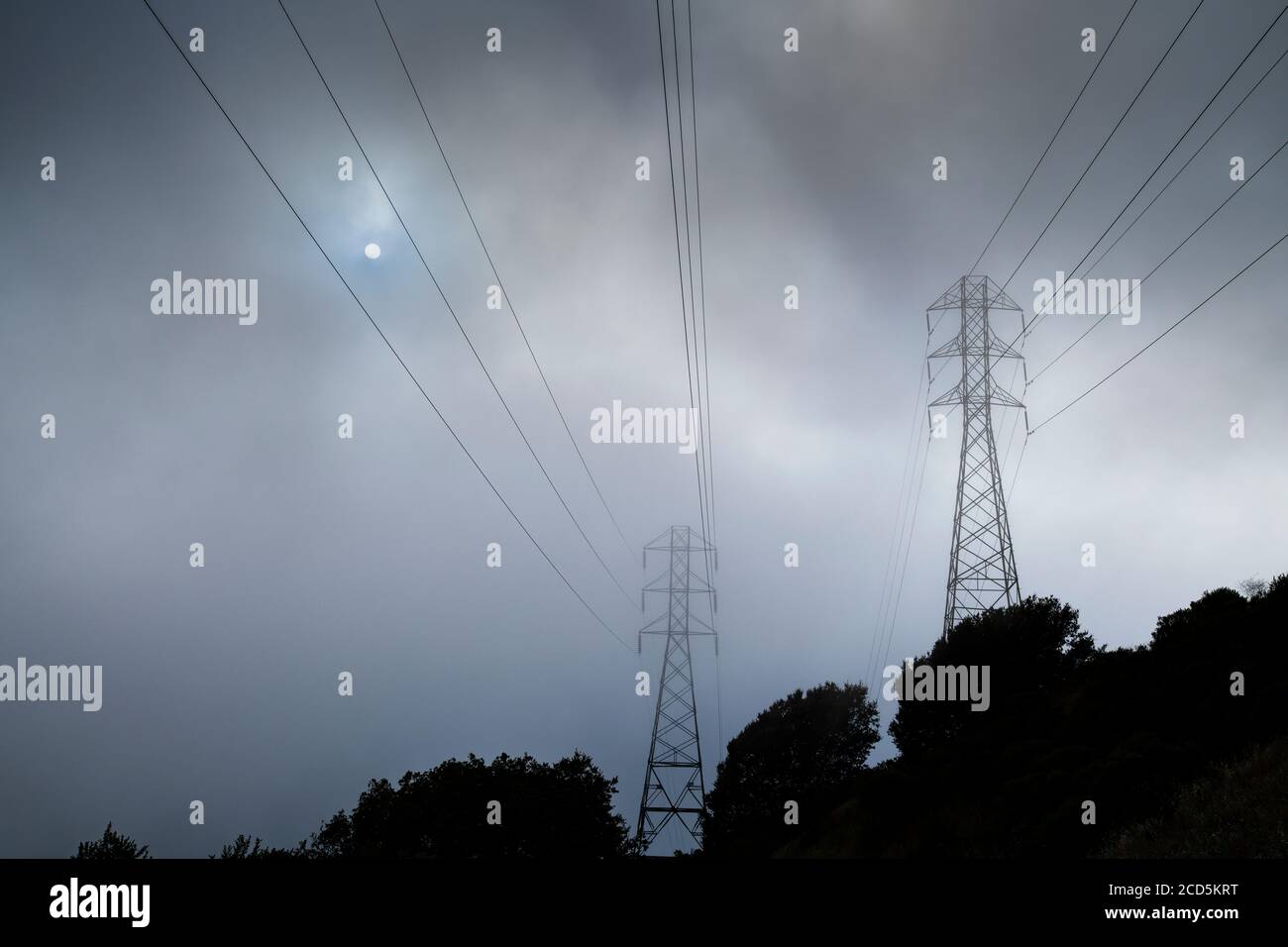 Vista della collina, delle linee elettriche e della nebbia Foto Stock