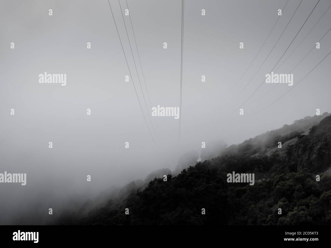 Vista della collina, delle linee elettriche e della nebbia Foto Stock