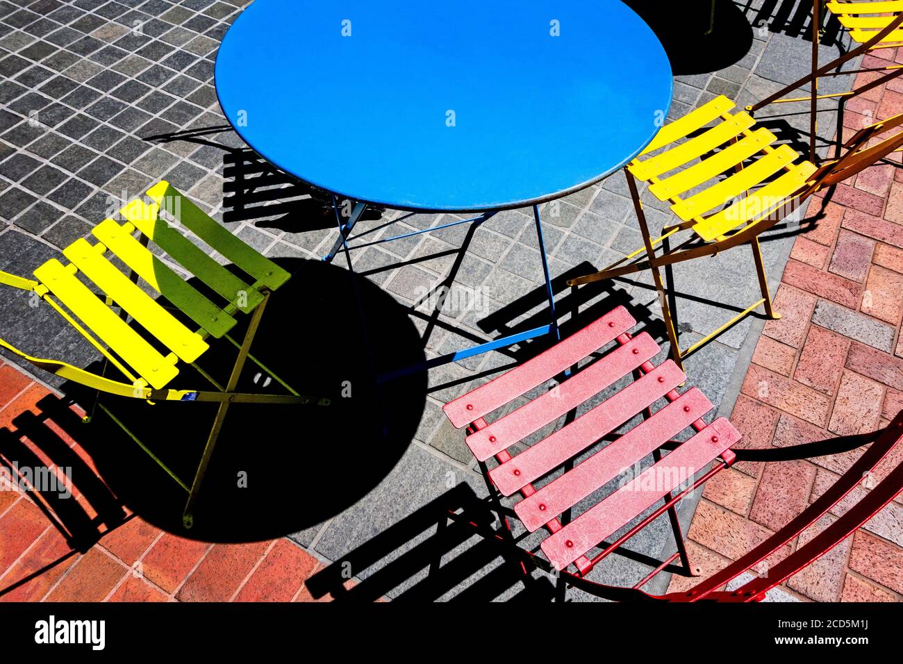 Vista su tavolo e sedie sulla piazza del paese Foto Stock