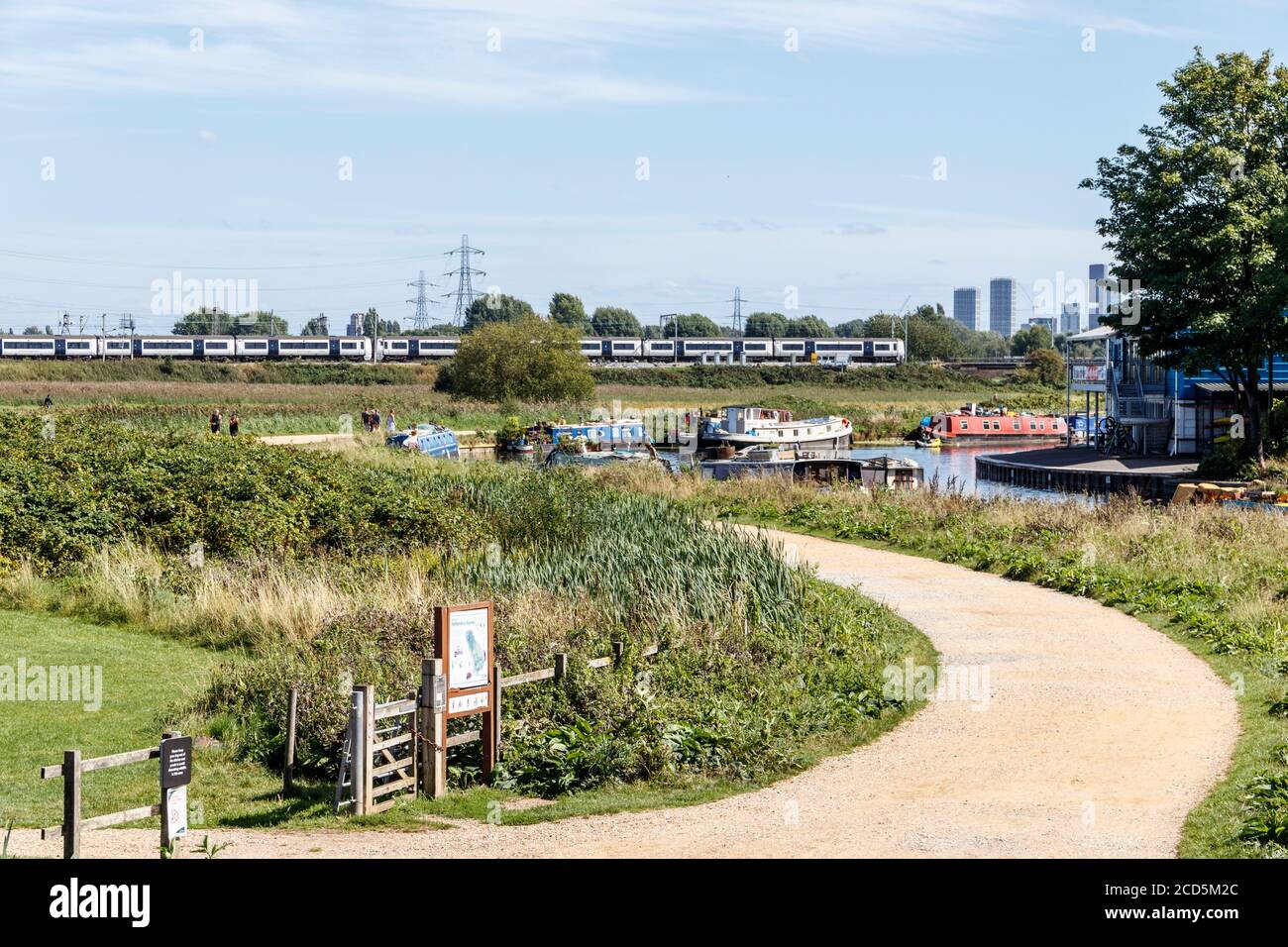 Una vista lungo il fiume Lea da Horse Shoe Bridge a Clapton, il Walthamstow Marshes sulla sinistra, Londra, Regno Unito Foto Stock