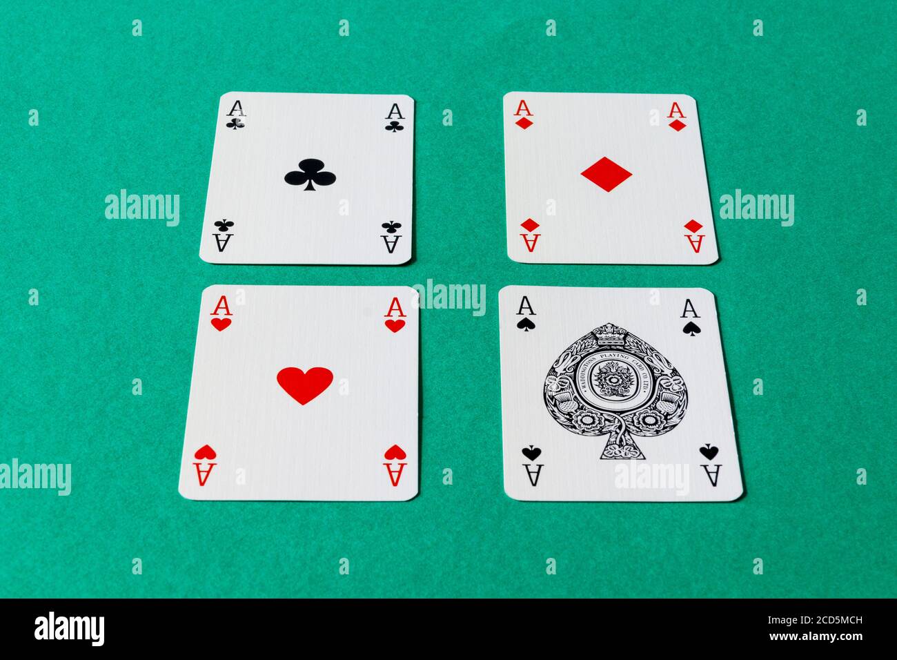 I quattro assi da un pacchetto di carte stabilito in un quadrato su un tavolo di carte Foto Stock