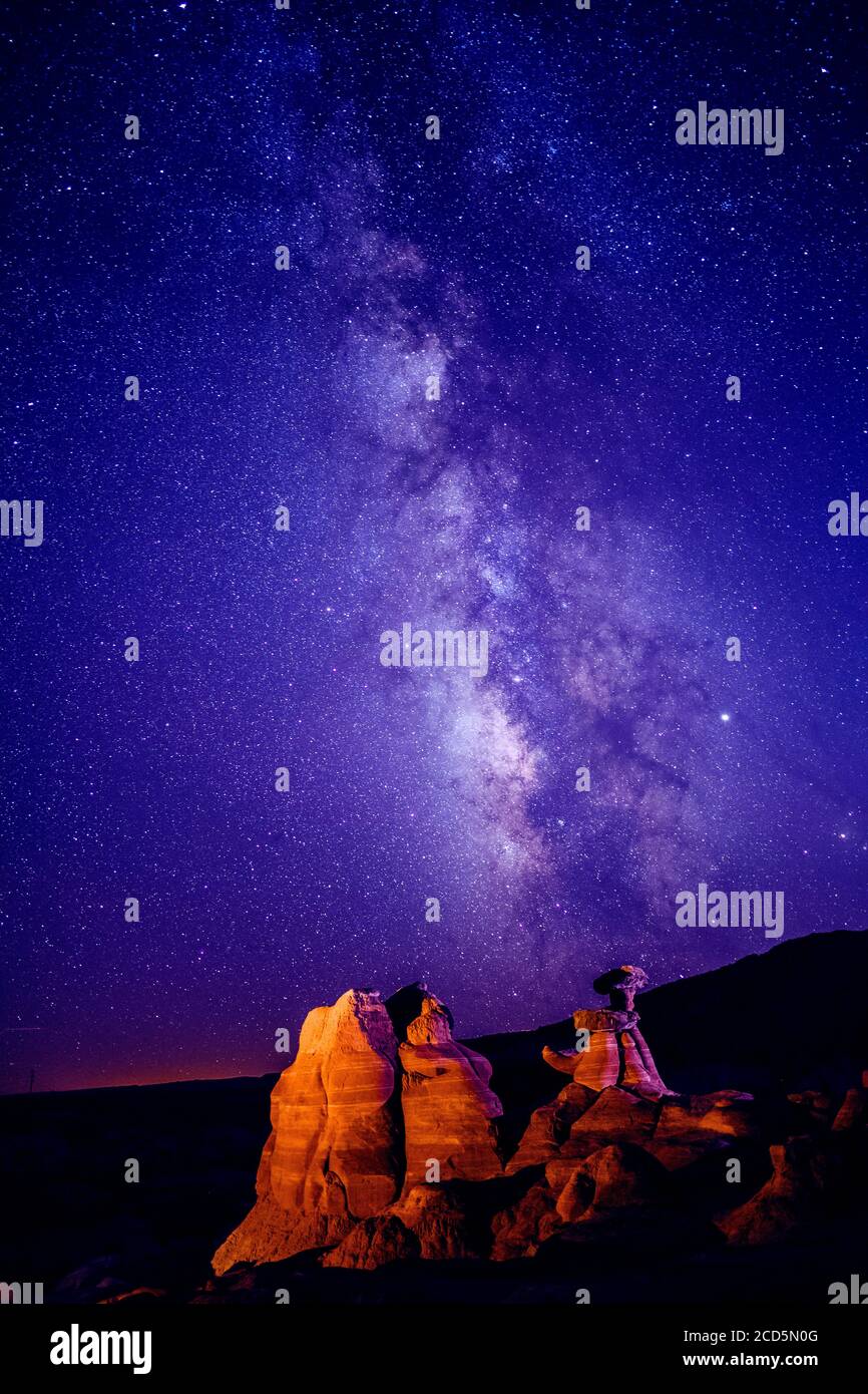 Milky Way sulle formazioni di Toadstool di roccia rossa di notte, Utah, USA Foto Stock