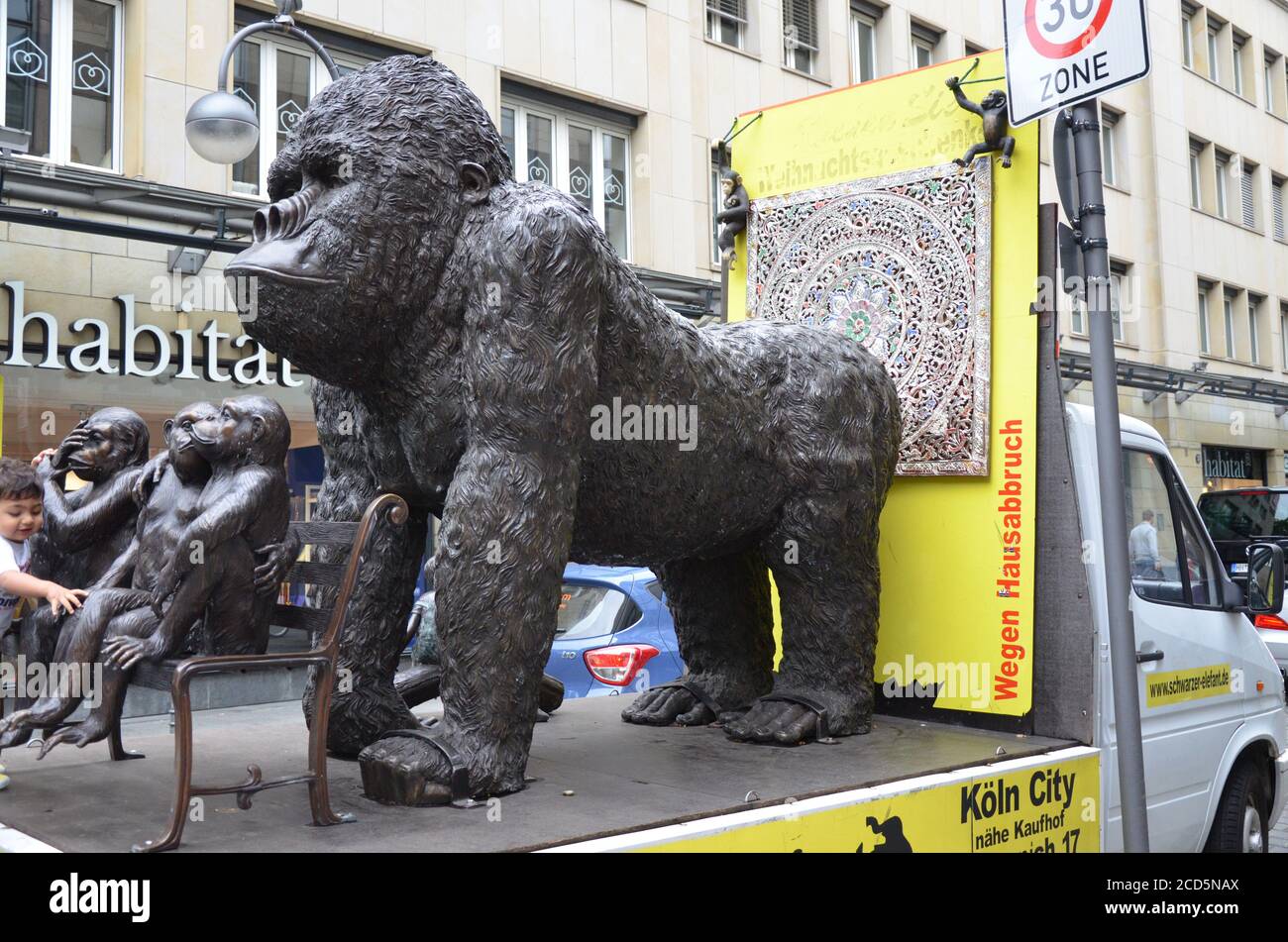 Statue tre sagge scimmie e grande gorilla ad un'Antique Via dello shopping a Colonia Foto Stock