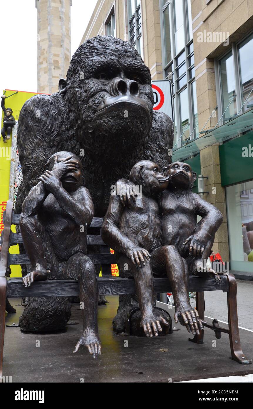 Statue tre sagge scimmie e grande gorilla ad un'Antique Via dello shopping a Colonia Foto Stock