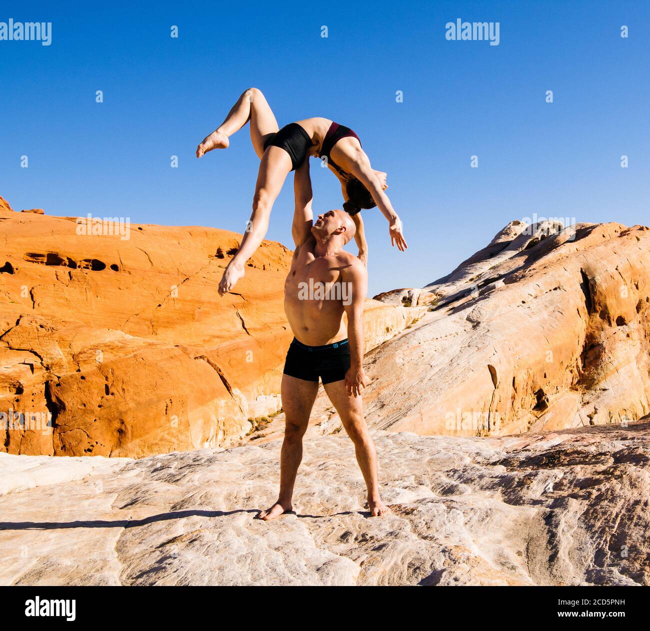 Coppia equilibrante di ginnasti nel deserto, state Park, Overton, Nevada, USA Foto Stock