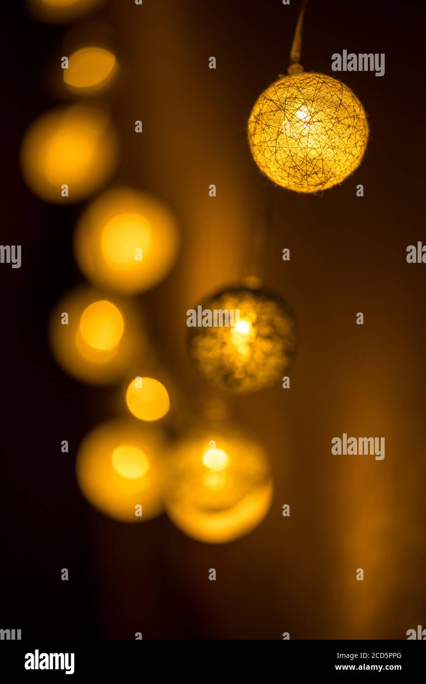 Globo decorativo, lampadine sulla parete. Appendere le luci. Messa a fuoco selettiva Foto Stock