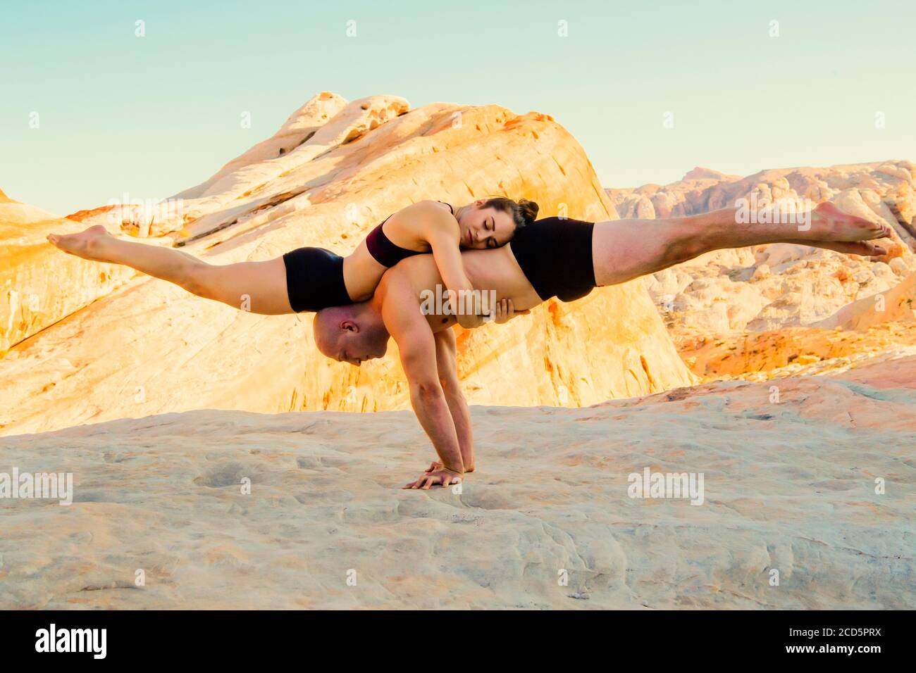 Coppia equilibrante di ginnasti nel deserto, state Park, Overton, Nevada, USA Foto Stock