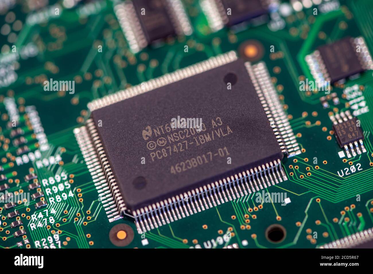 Timisoara, Romania - 09 aprile 2020: Primo piano di un i/o server PC87427 National Semiconductor con SensorPath Health Monitoring. Componenti elettronici. Foto Stock