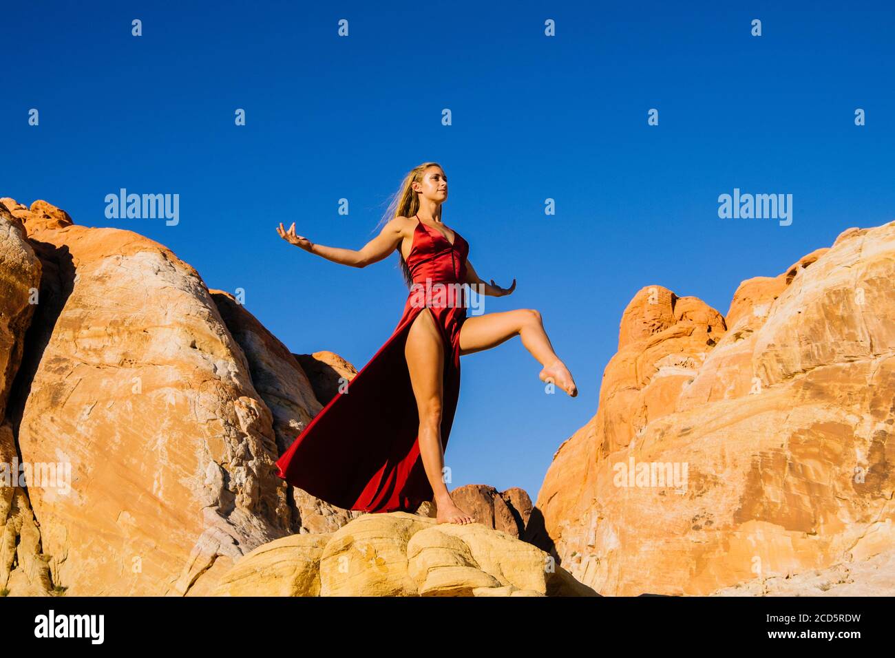 Donna sulla formazione rocciosa, arenaria azteca, state Park, Mohave Desert, Overton, Nevada, USA Foto Stock