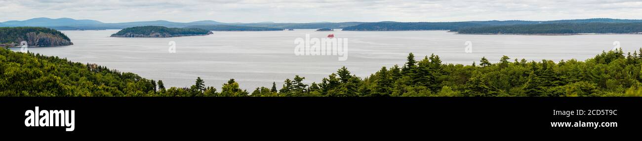 Vista panoramica di Bar Harbour e Frenchman Bay da Cadillac Mountain, Acadia National Park, Maine, USA Foto Stock